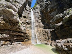 Ein Wasserfall als Erfrischung neben dem Alpe-Adria-Radweg.