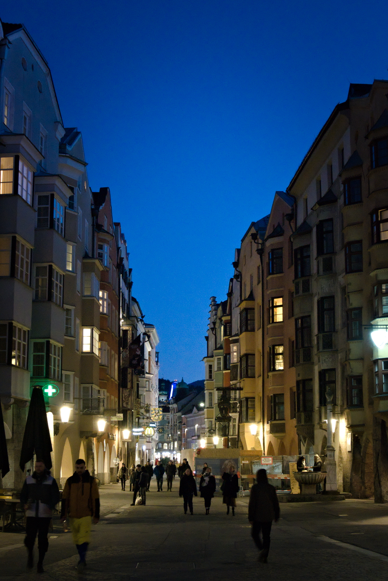 Blick vom Goldenen Dachl Richtung Maria-Theresien Straße.