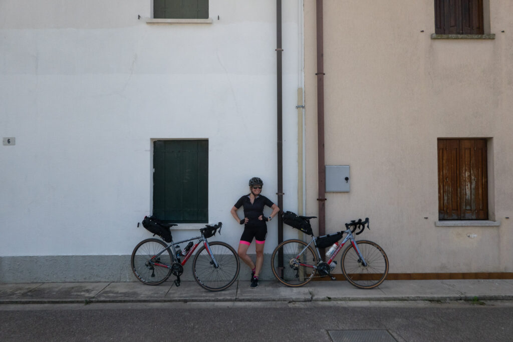 Gravelbike Italien Alpe Adria Pause im Schatten