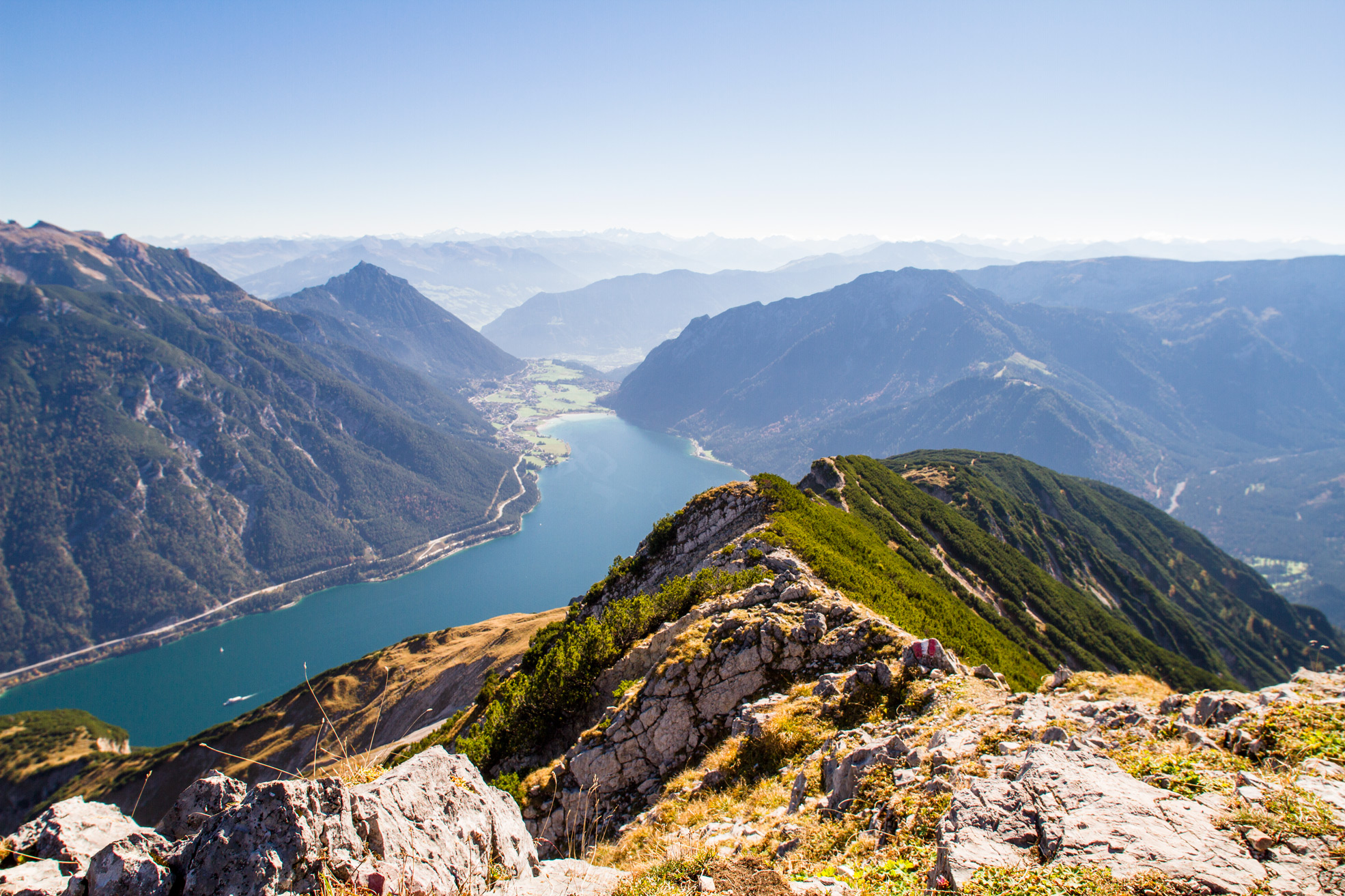 Der Archensee von der Seebergspitze aus. Ein Fjord in den tiroler Bergen.