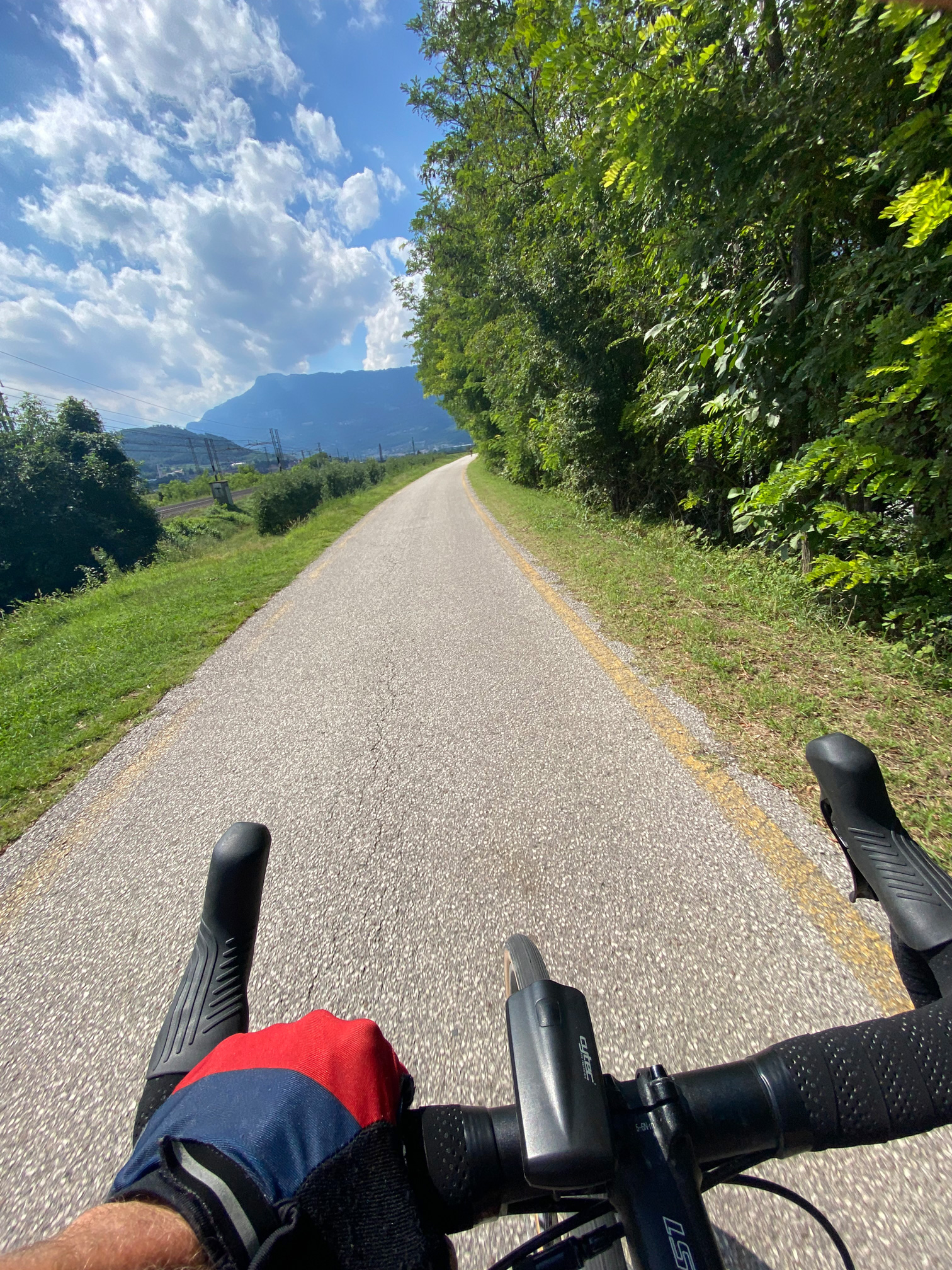 Blick über den Lenker des Gravelbikes auf einer Transalp