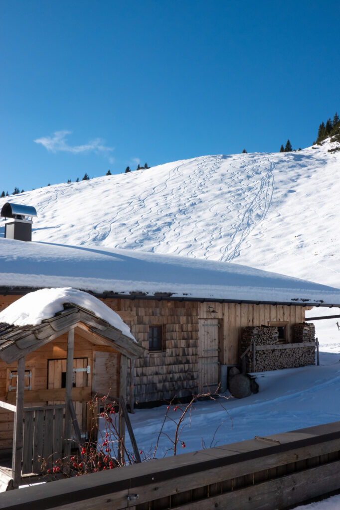 Tiefschneehang bei einer Skitour in den Kitzbüheler Alpen.