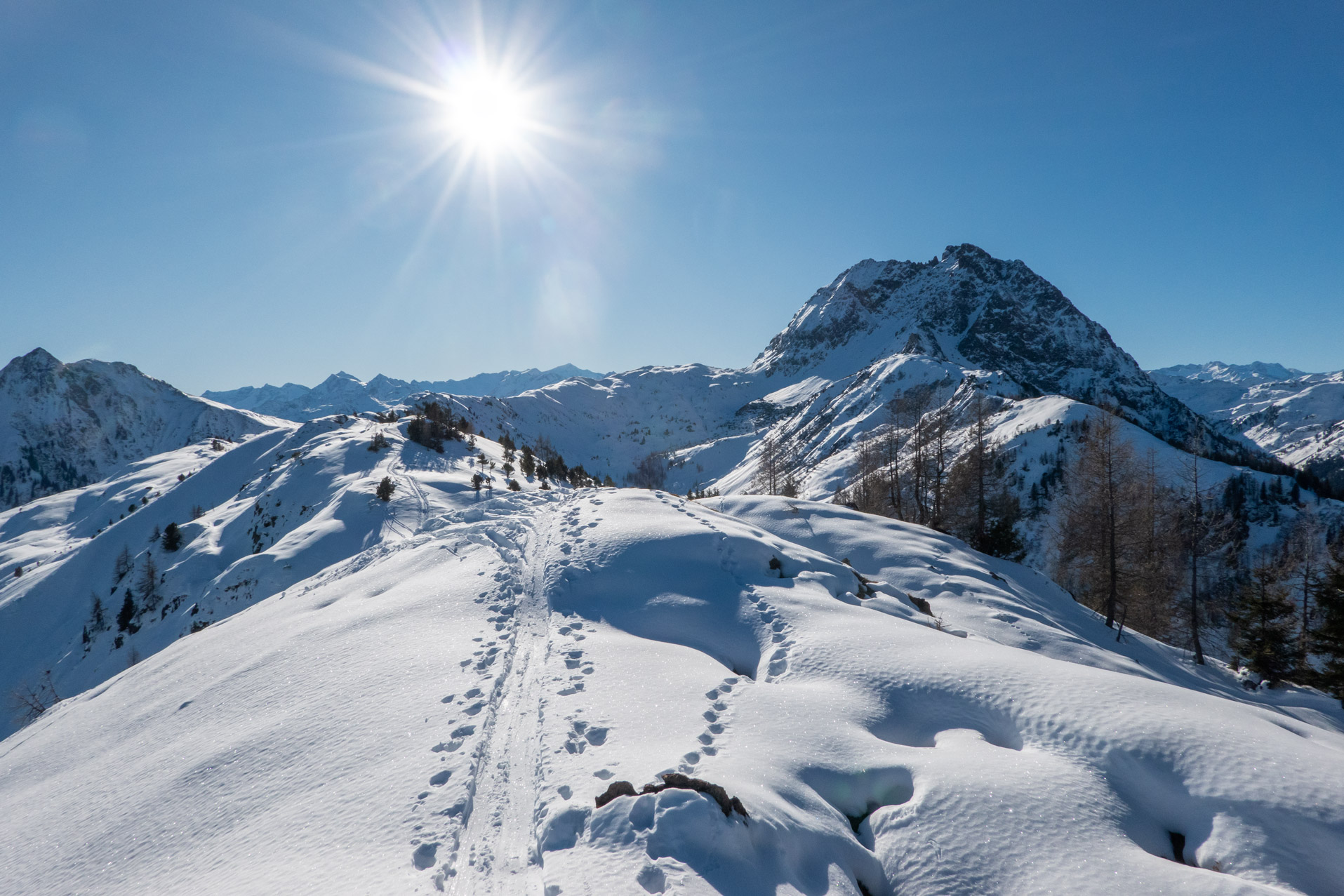 Der Kamm hinter den Spießnägeln. Skitour in einer Winterlandschaft in den Kitzbüheler Alpen.