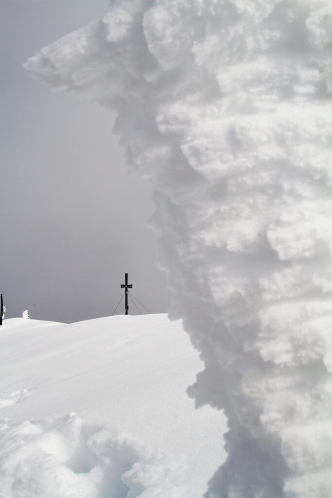 Gipfelkreuz Feldalphorn im Winter