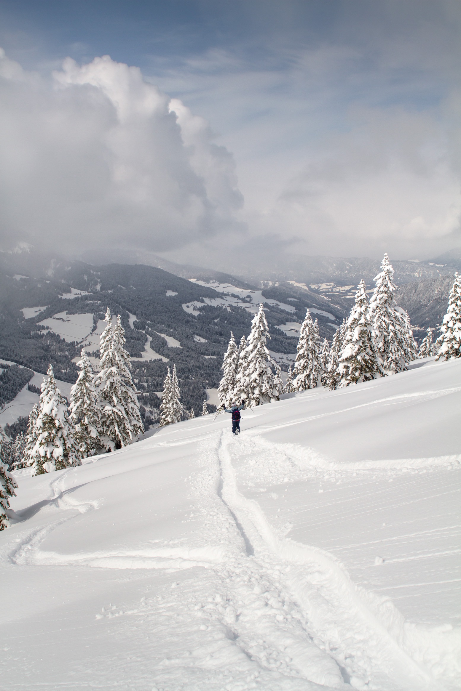 Skitour auf das Feldalphorn von der Wildschönau aus in einer verschneiten Landschaft