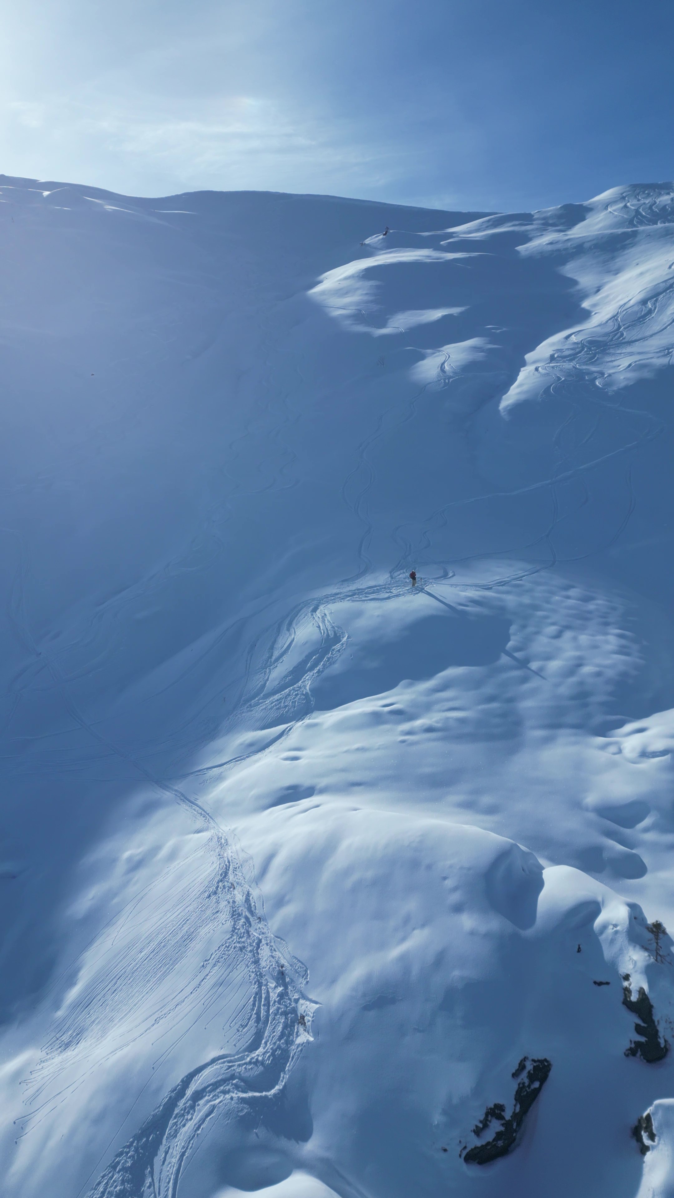 Die Abfahrt vom Lodron mit den Ski