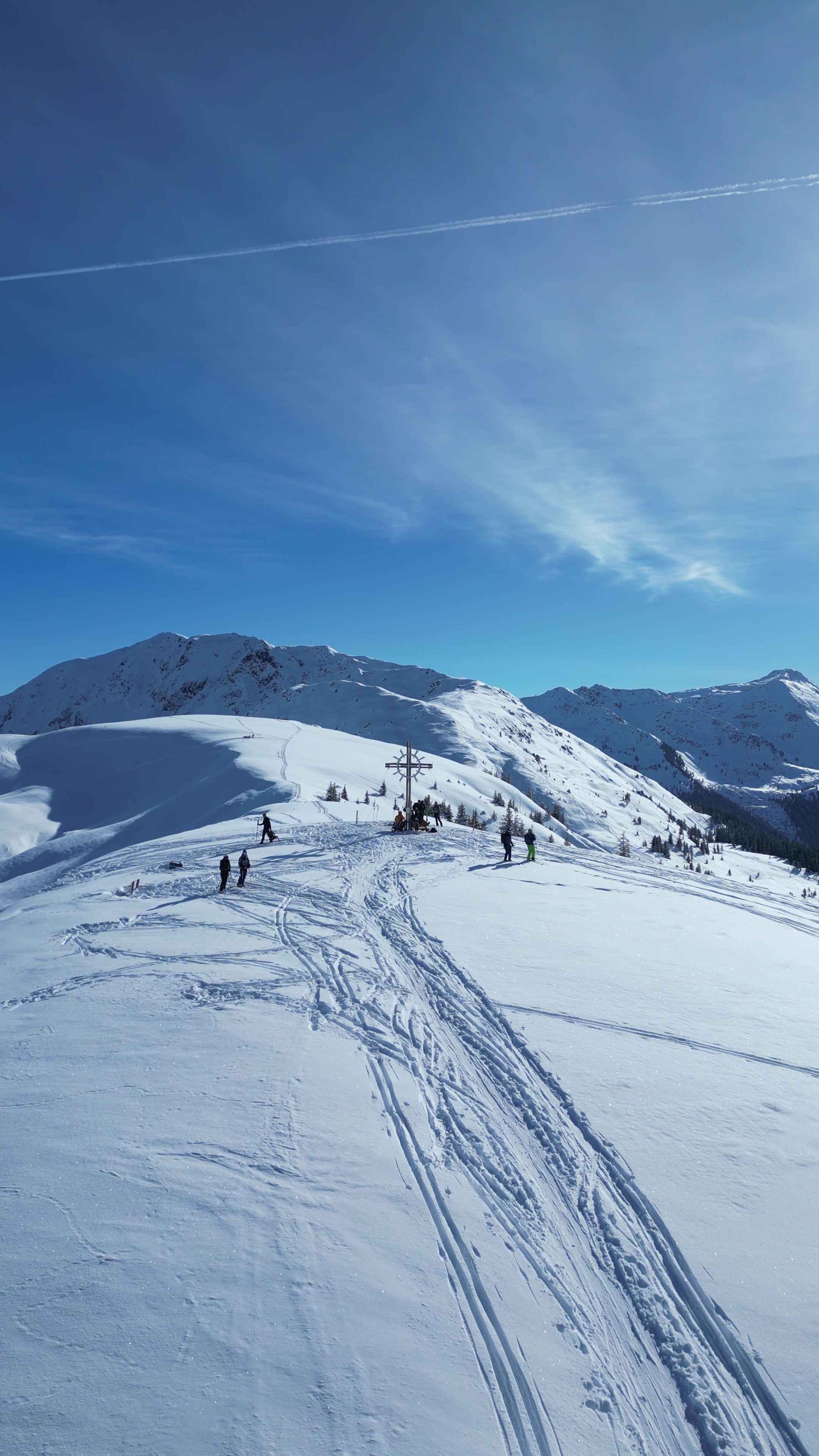 Das Gipfelkreuz vom Lodron. Eine perfekte Skitour in den Kitzbüheler Alpen