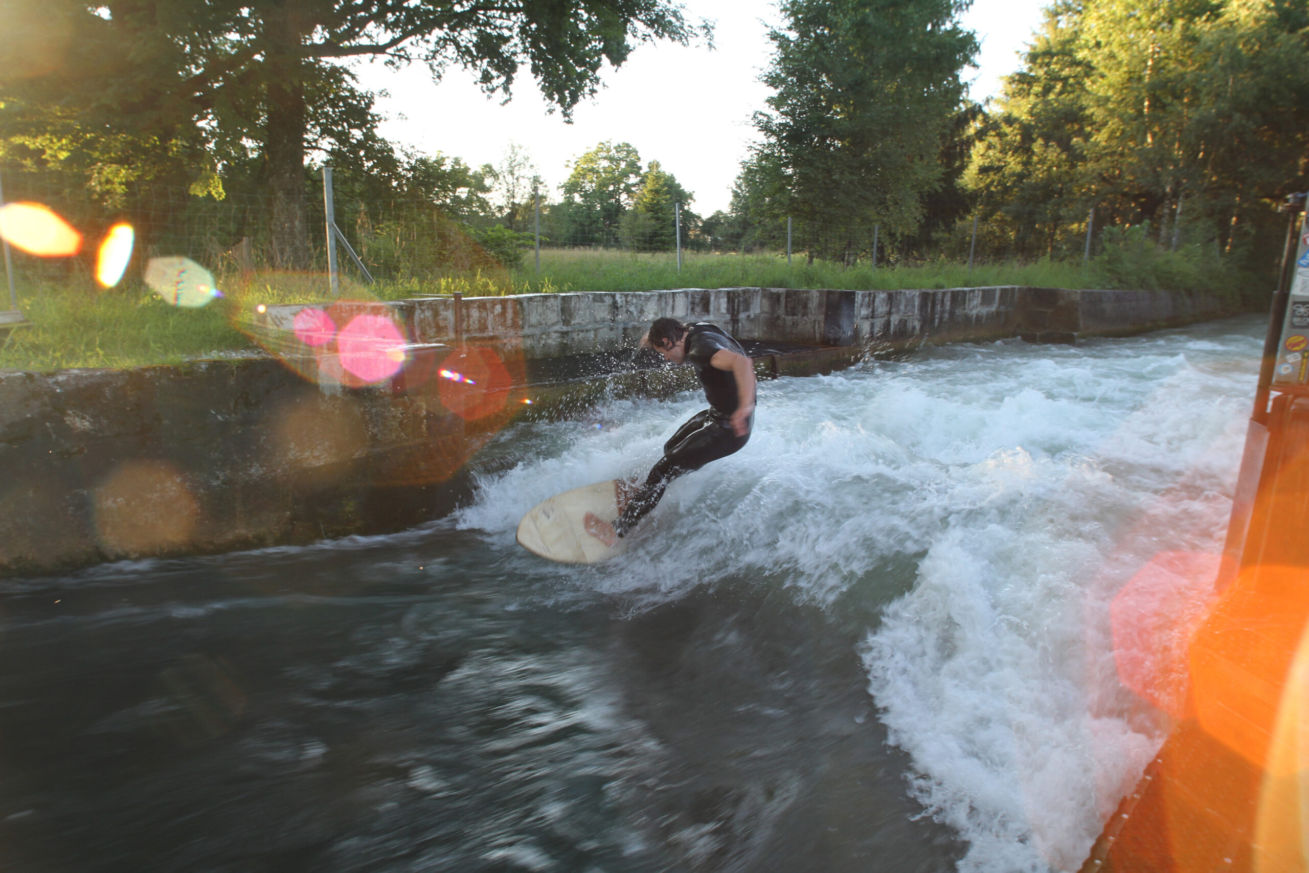 Almkanal Surfen in der Stadt Salzburg