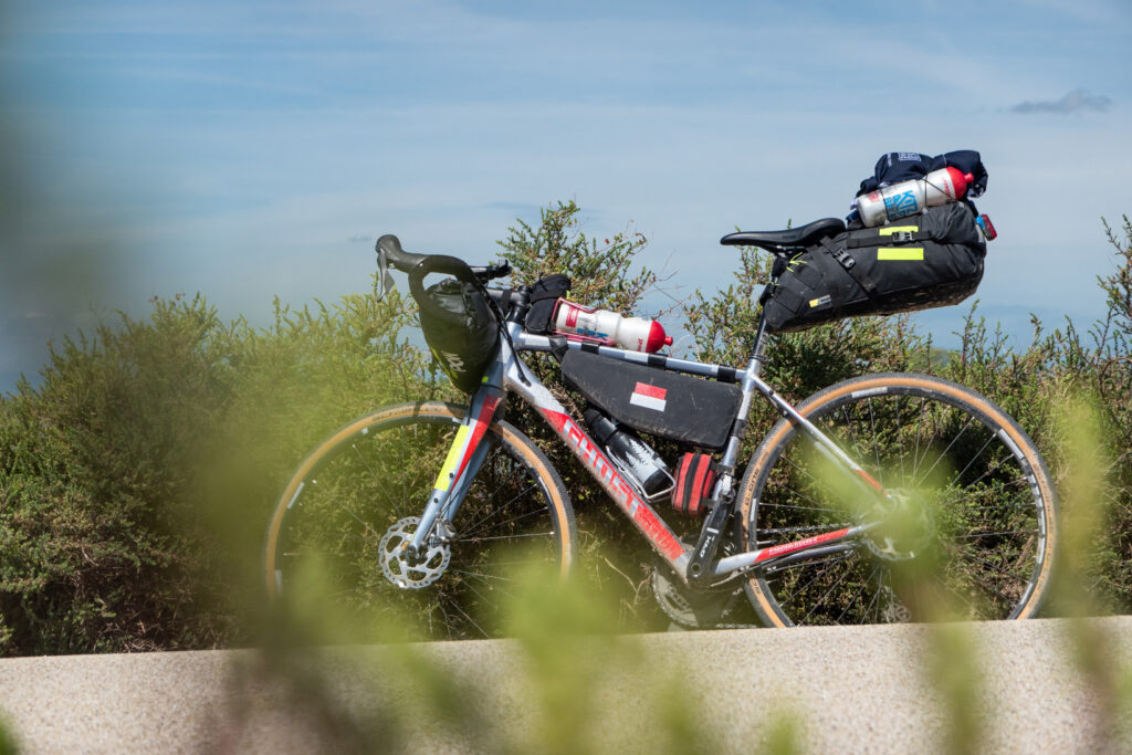 Gepacktes Gravelbike Ghost in der Camargue auf dem Weg nach Barcelona. Bikepacking Trip.
