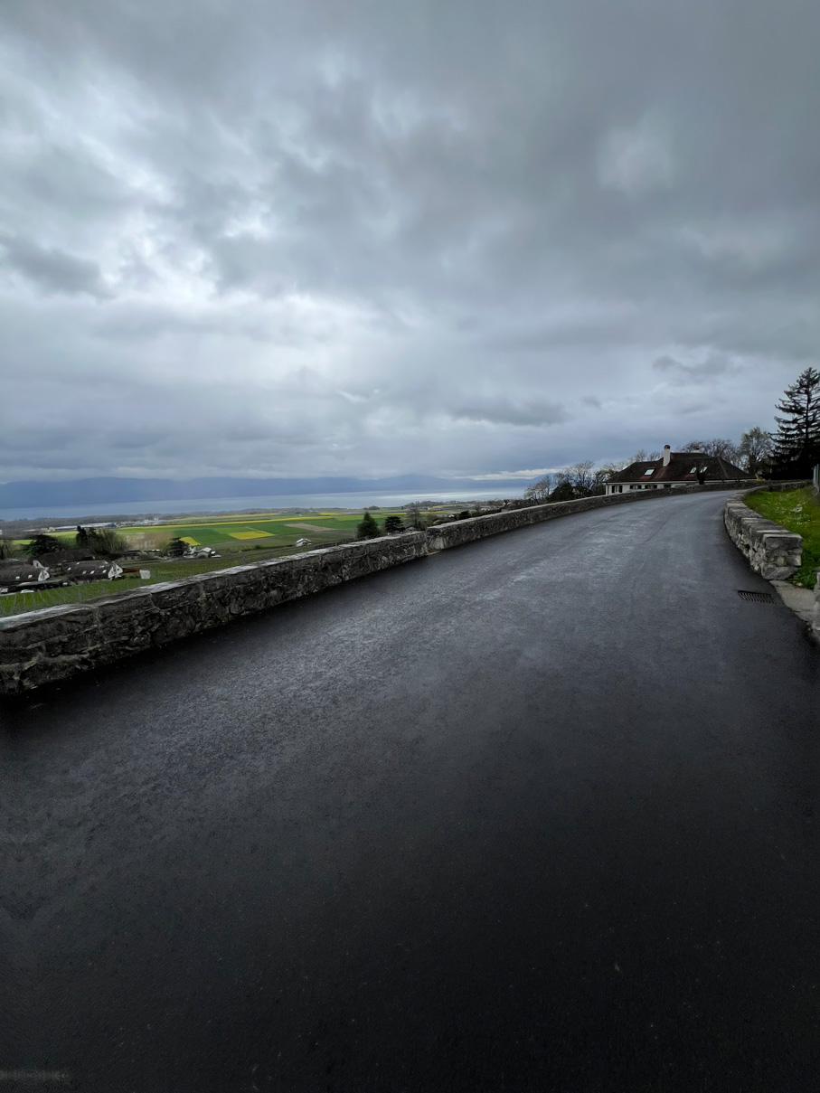 Aprilwetter am Genfer See auf der Fahrradtour nach Barcelona