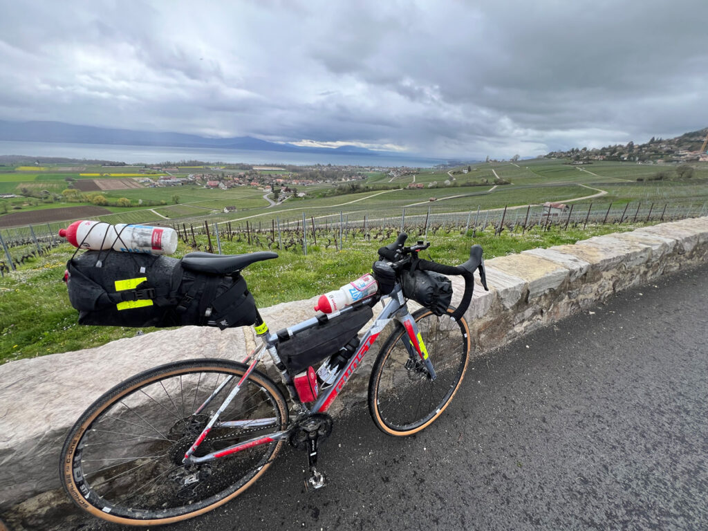 Bikepacking in en weinbergen oberhalb des Genfersees
