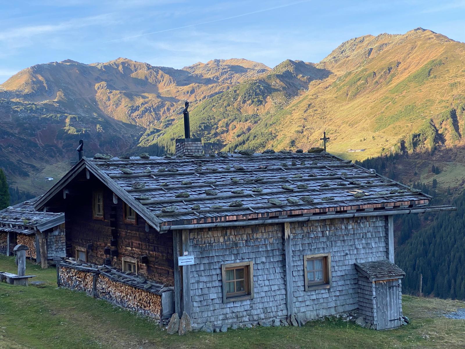 Kleine Almhütte in der bei Fahrradfahrern beliebten Windau. Fahrradtour in den Kitzbüheler Alpen mit Pass nach Salzburg.