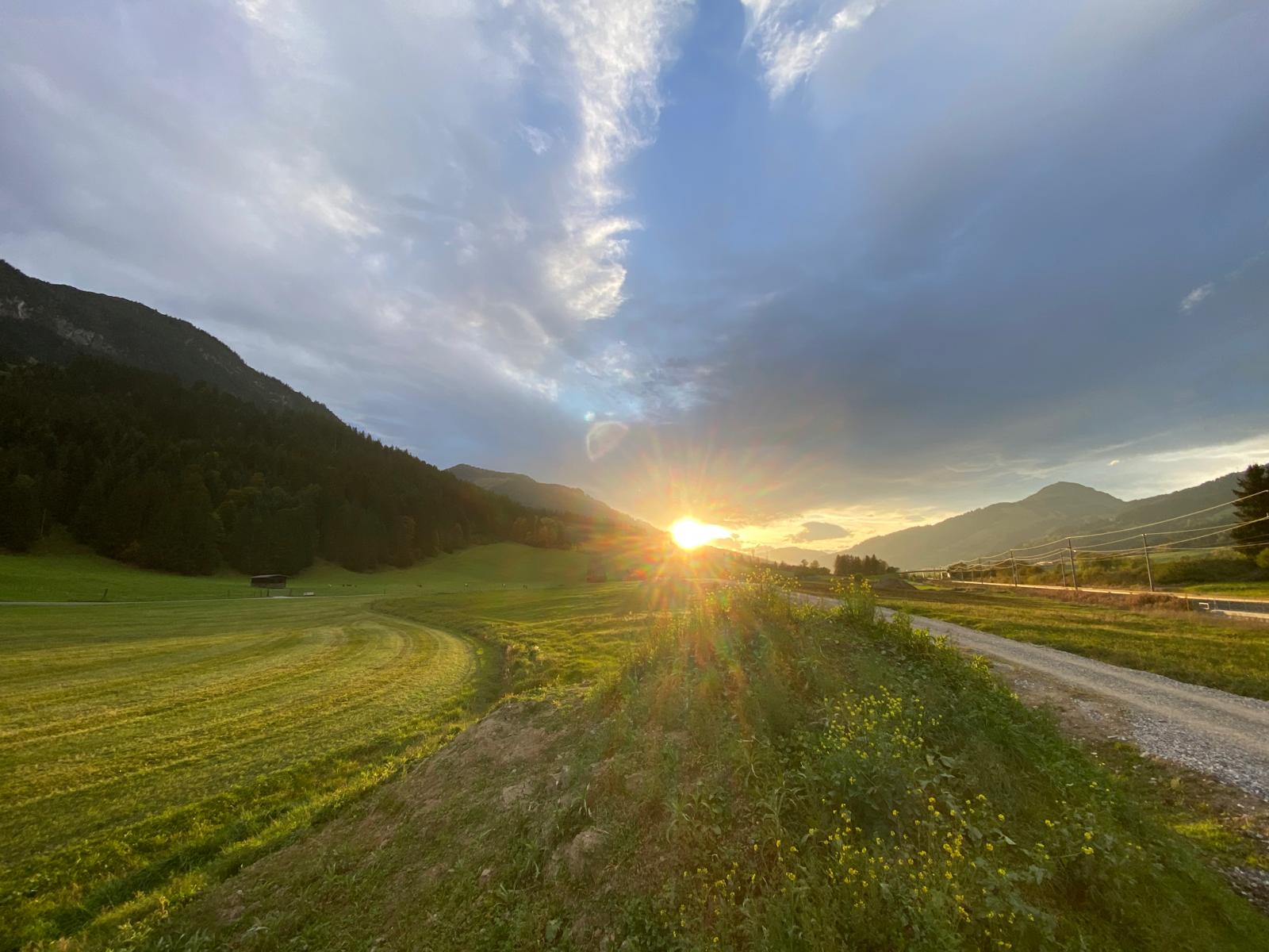 Der Radweg im Brixental. Sonnenuntergang in den Kitzbüheler Alpen.
