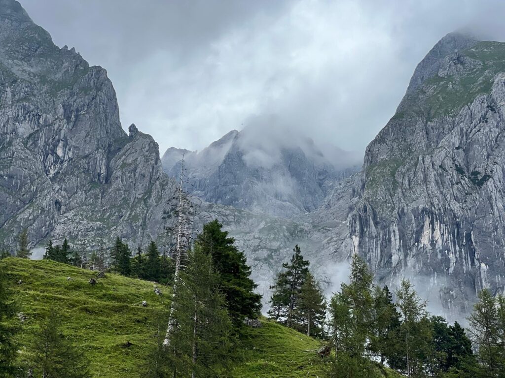 Blick zu den Felswenden unterhalb des Hohen Bretts