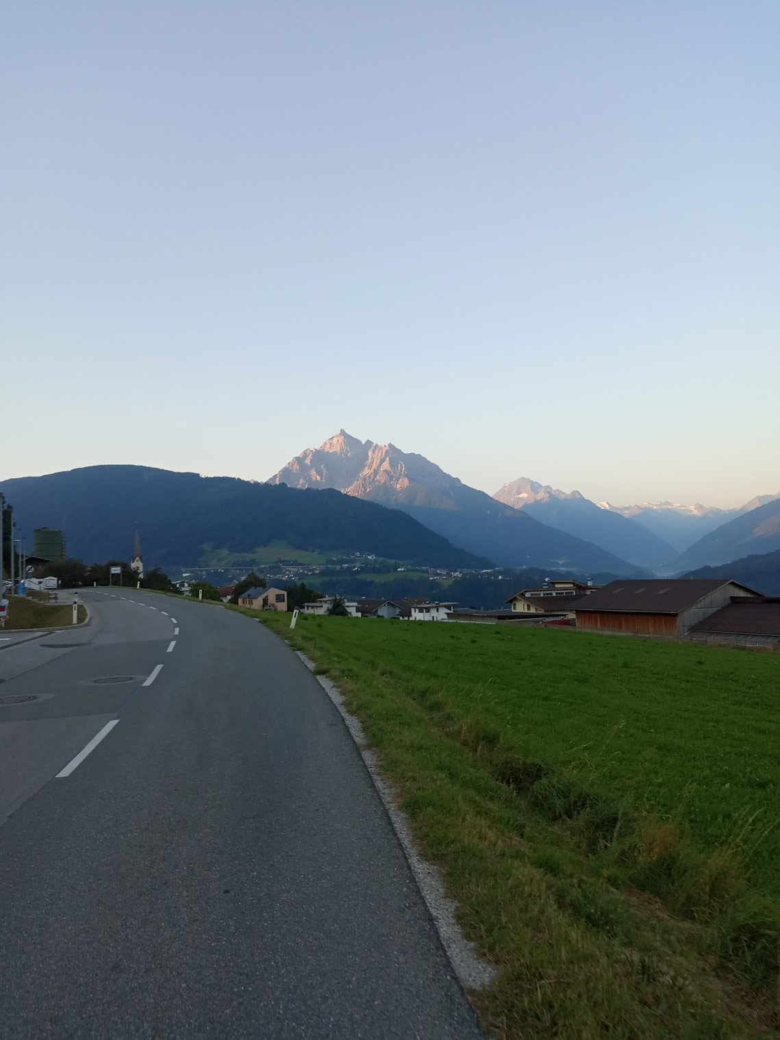 Die alte Brennerstraße mit Blick ins Stubaital auf der Alpenüberquerung. mit dem MTB