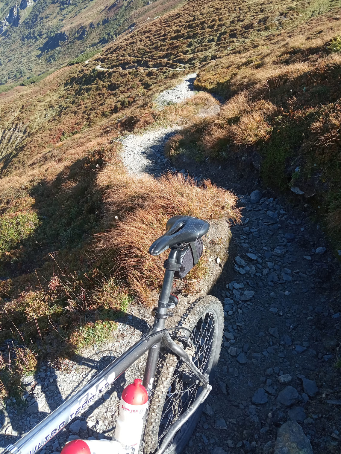 Kurz vor dem Portjoch oberhalb des Obernberger Sees mit dem Mountainbike.