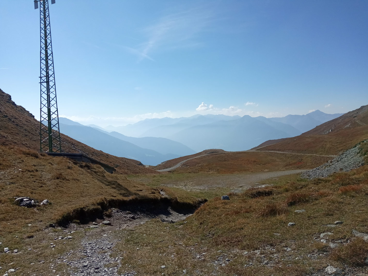 Das Portjoch auf der MTB Alpenüberquerung mit dem Blick Richtung Italien.