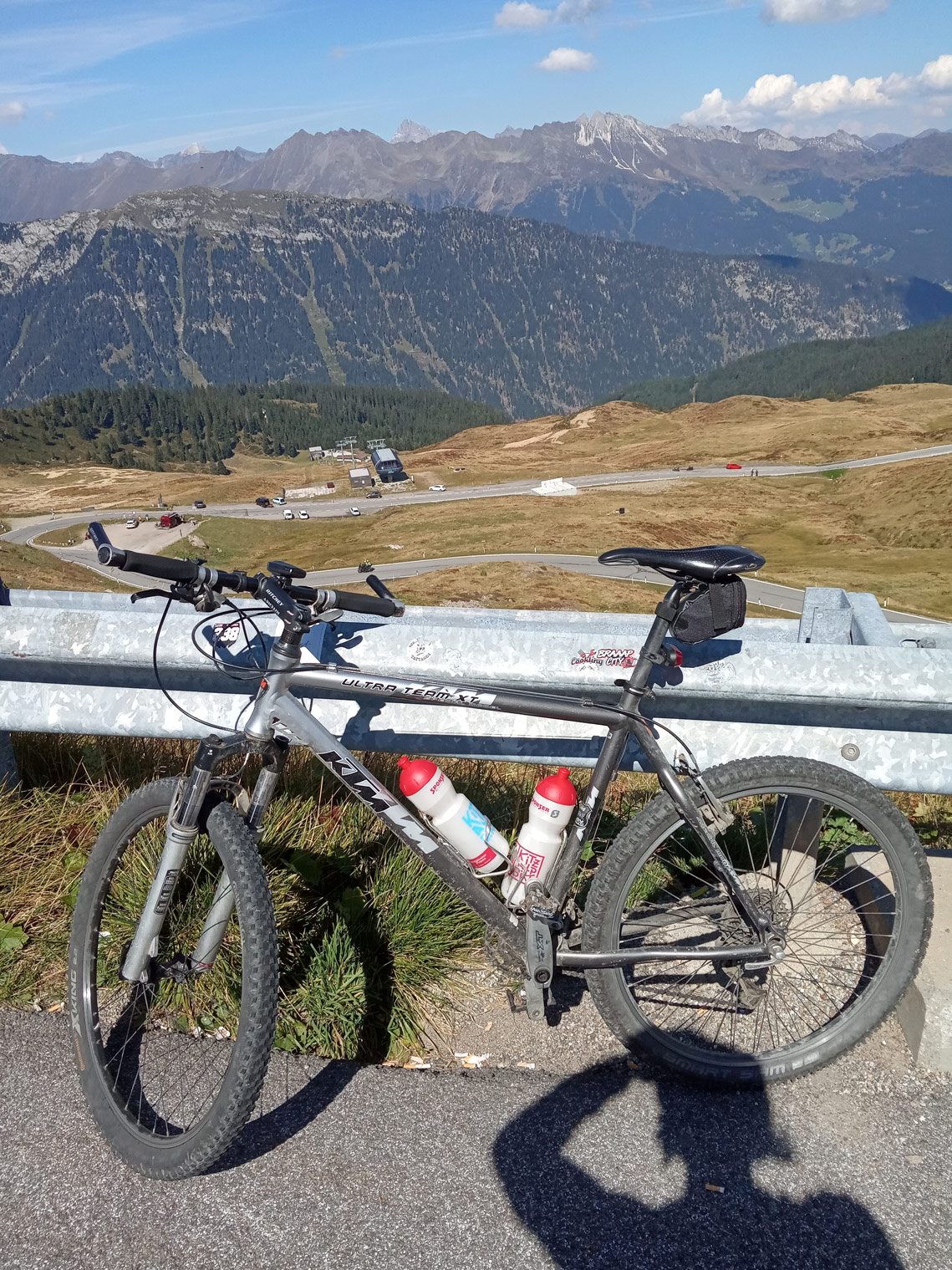 MTB vor dem Bergpanorama auf dem Jaufenpass.
