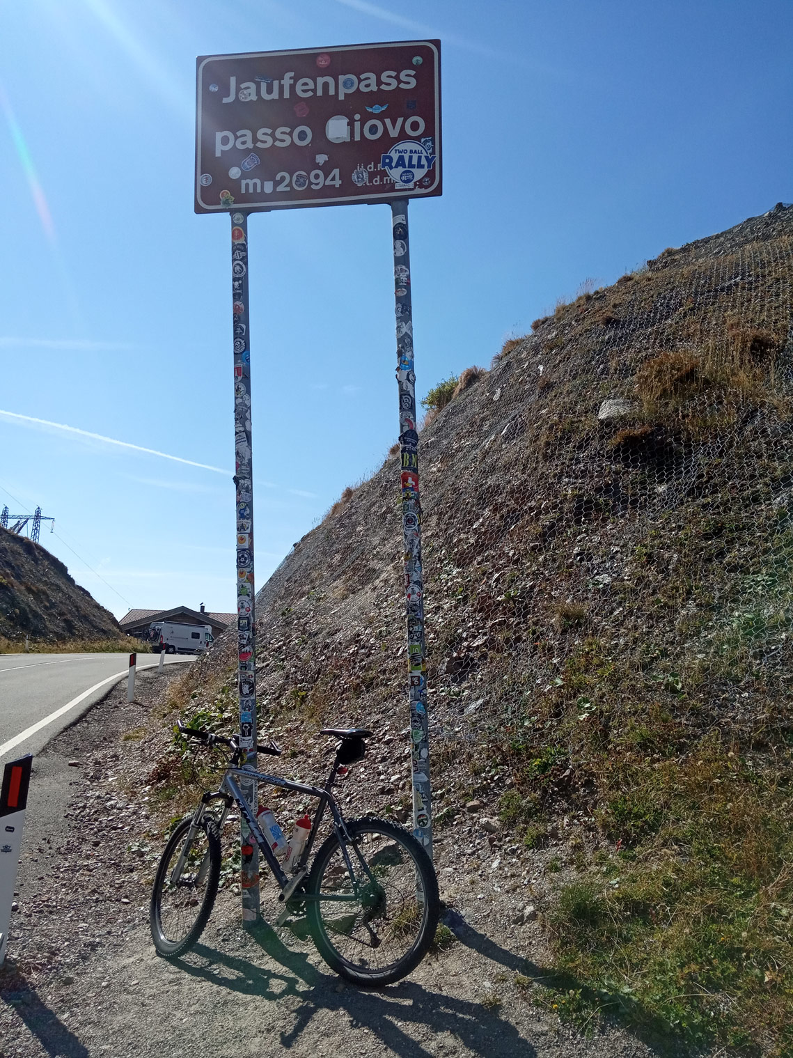 Der Jaufenpass mit dem Schild und dem MTB darunter auf einer Transalp.