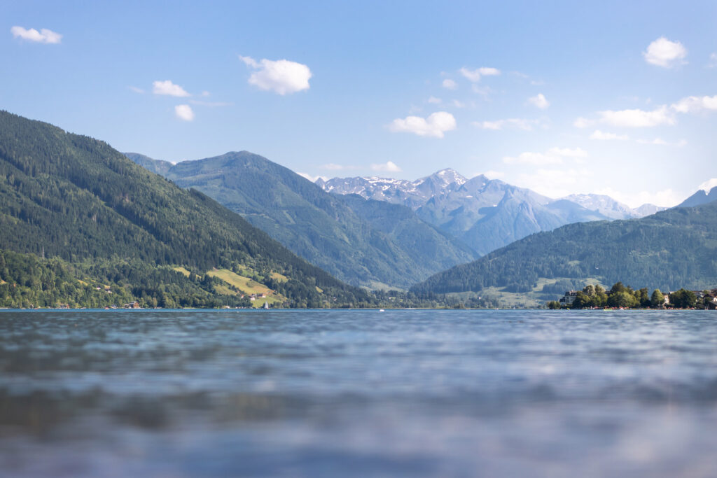 Der Zeller See in Salzburg mit den Bergen und dem Kitzsteinhorn im Hintergrund.
