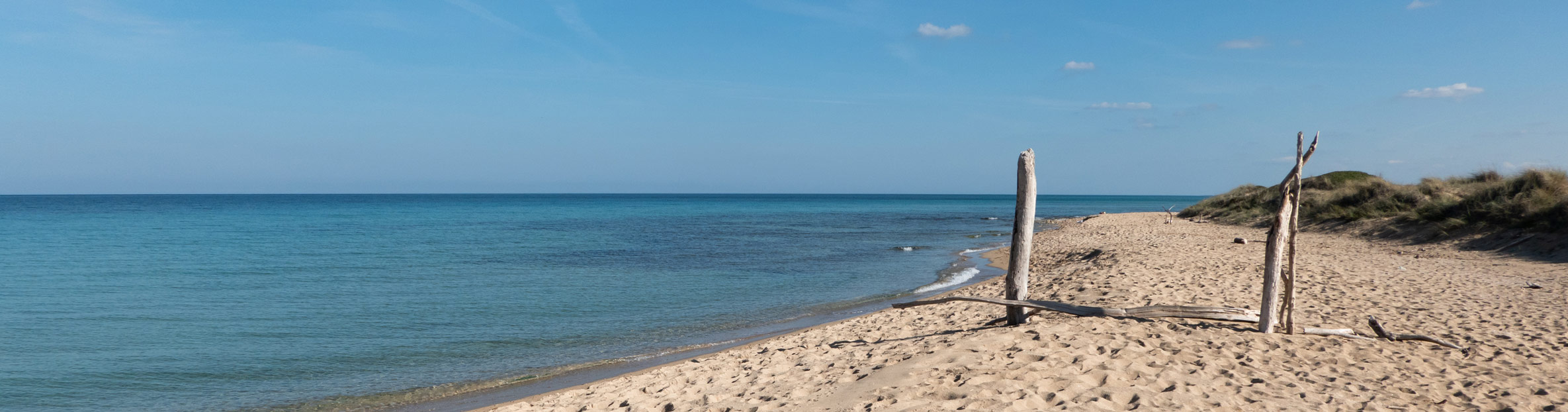 Interrail Abenteuer zu einem einsamen Strand in Apulien.