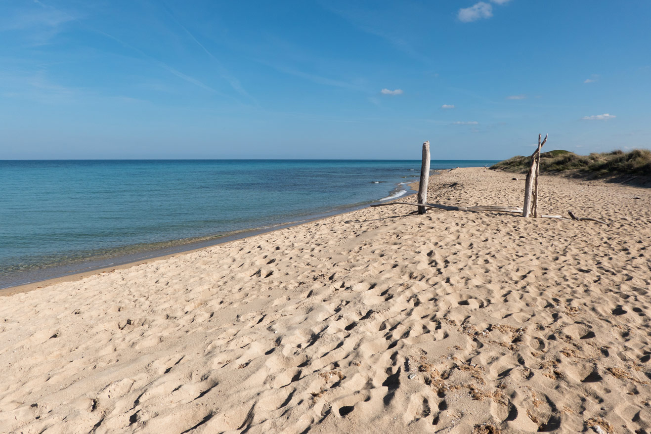 Einsamer Strand mit dem Zug in Italien