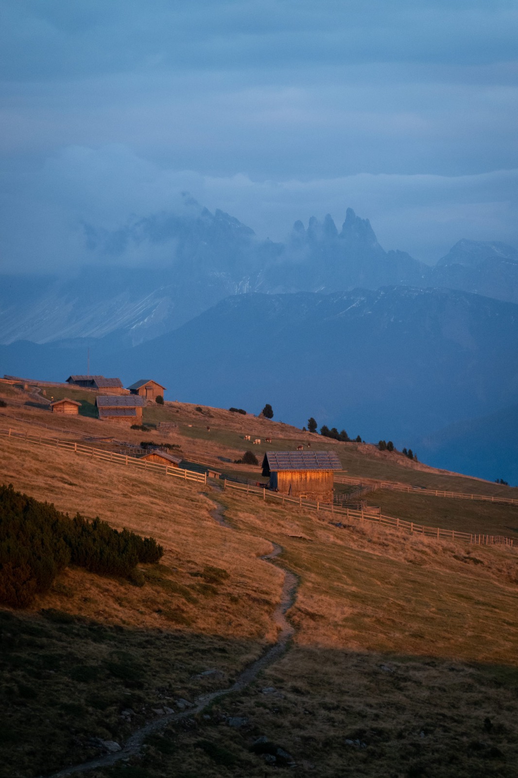 Blick von der Stöfflhütte bei Sonnenuntergang zu den Dolomiten.
