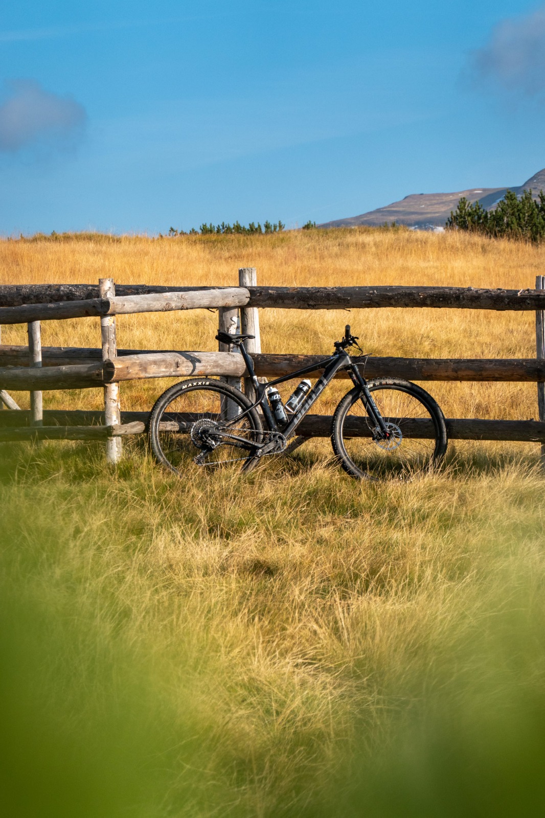 Villanderer Alm mit dem MTB im Herbst auf einer Tour von Klausen nach Bozen.