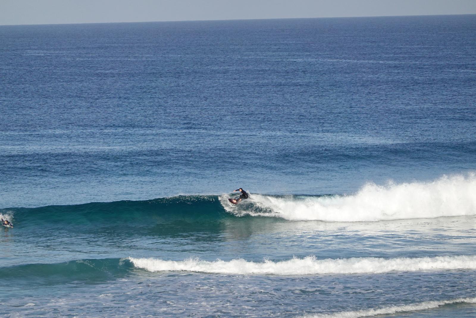 Wellenreiten am Meer. Ein vermeidlich nachhaltiger Sport, wäre da nicht die Anreise.