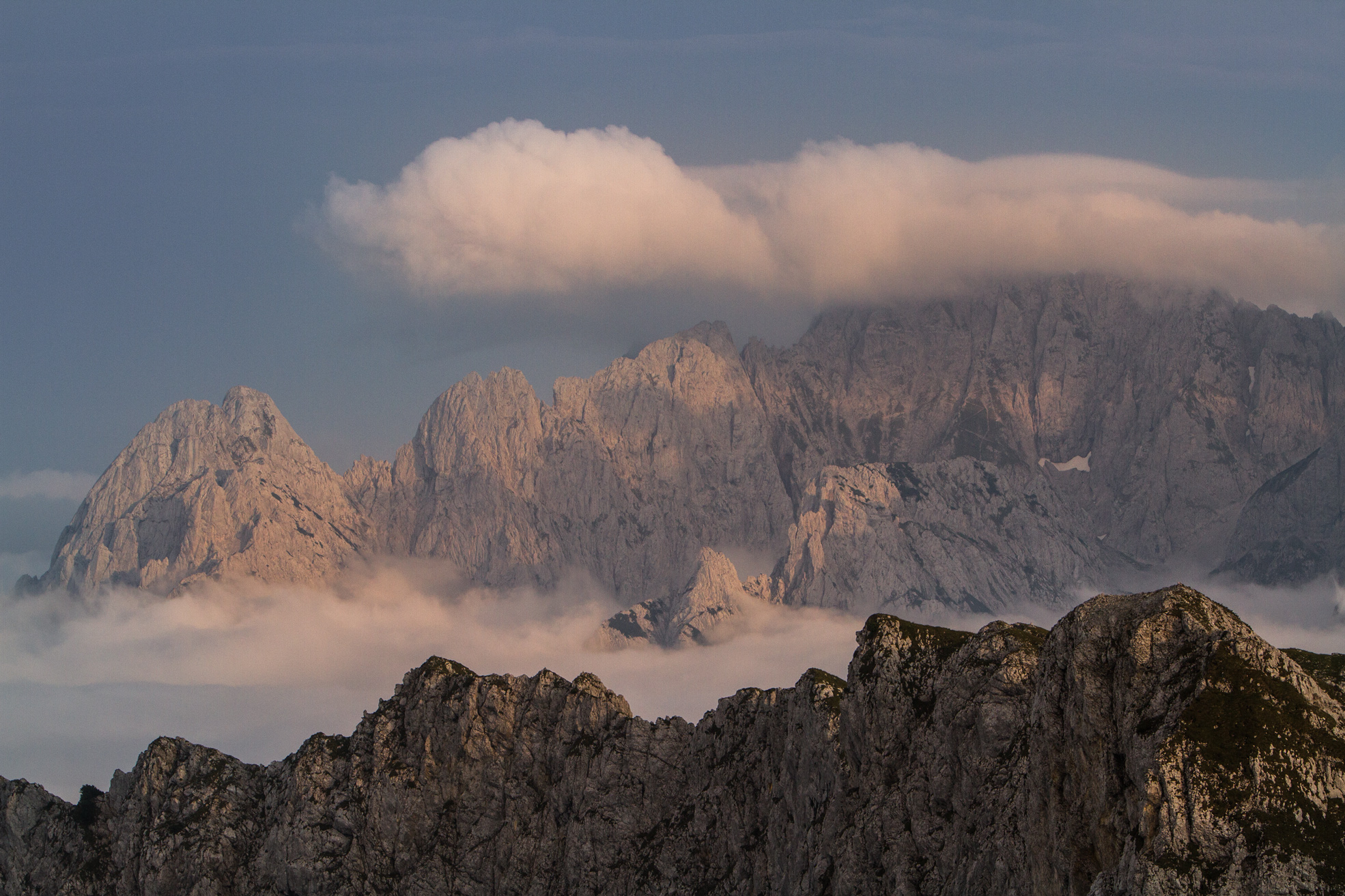 Mit dem Deutschland Ticket bis nach Tirol in Österreich. Am Bild zu sehen der Zahme Kaiser bei Kufstein.