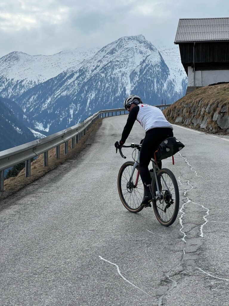 Anstieg zum Gerlospass mit dem Alpenhauptkamm im Hintergrund.