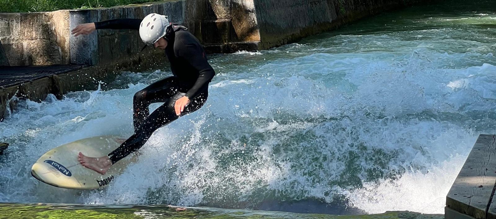 Surfen auf einer Flusswelle