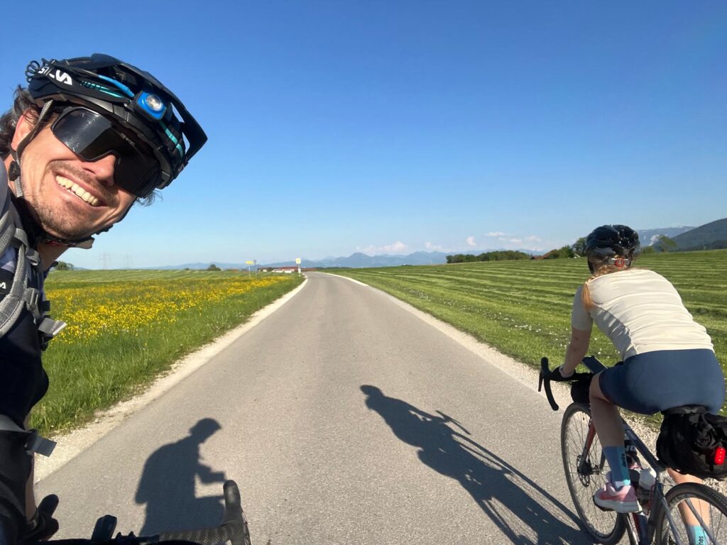 Nebenstraßen mit dem Gravelbike auf dem Weg vom Chiemsee nach Salzburg nach Traunstein.