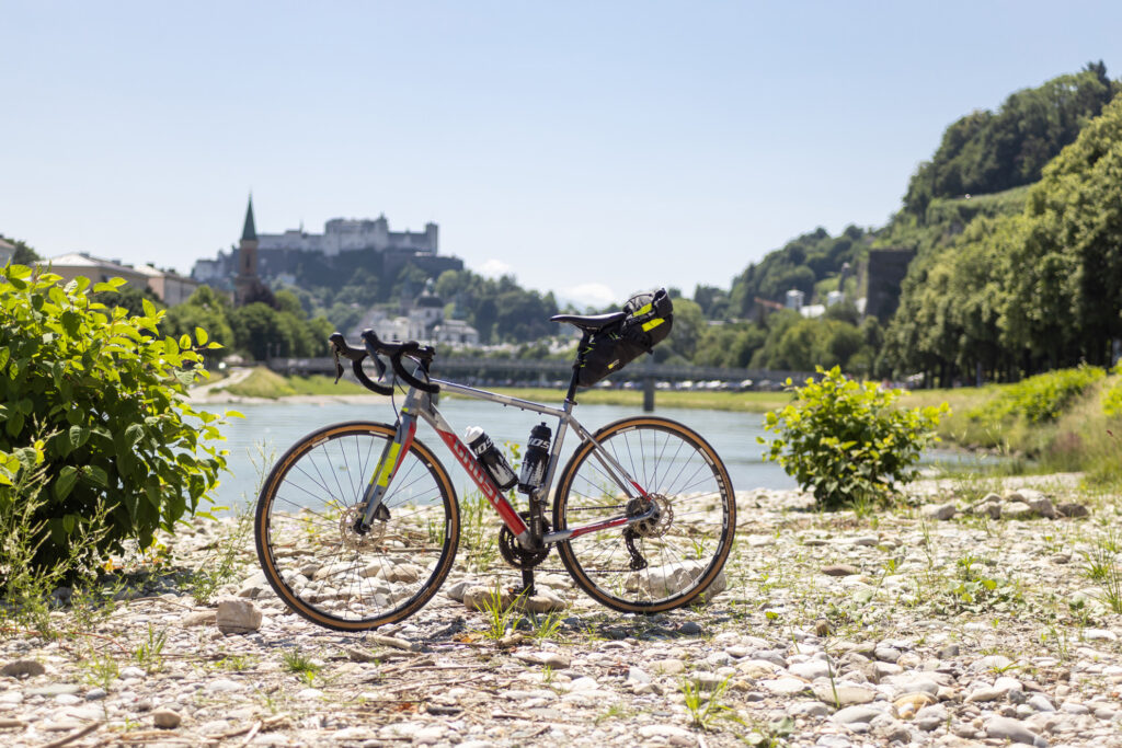 Ein Fahrrad an der Salzach mit Festung in Salzburg