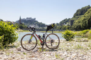 Ein Fahrrad an der Salzach mit Festung in Salzburg