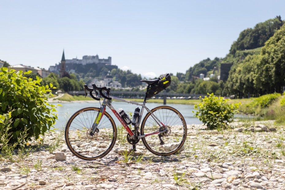 Ein Fahrrad an der Salzach mit Festung in Salzburg