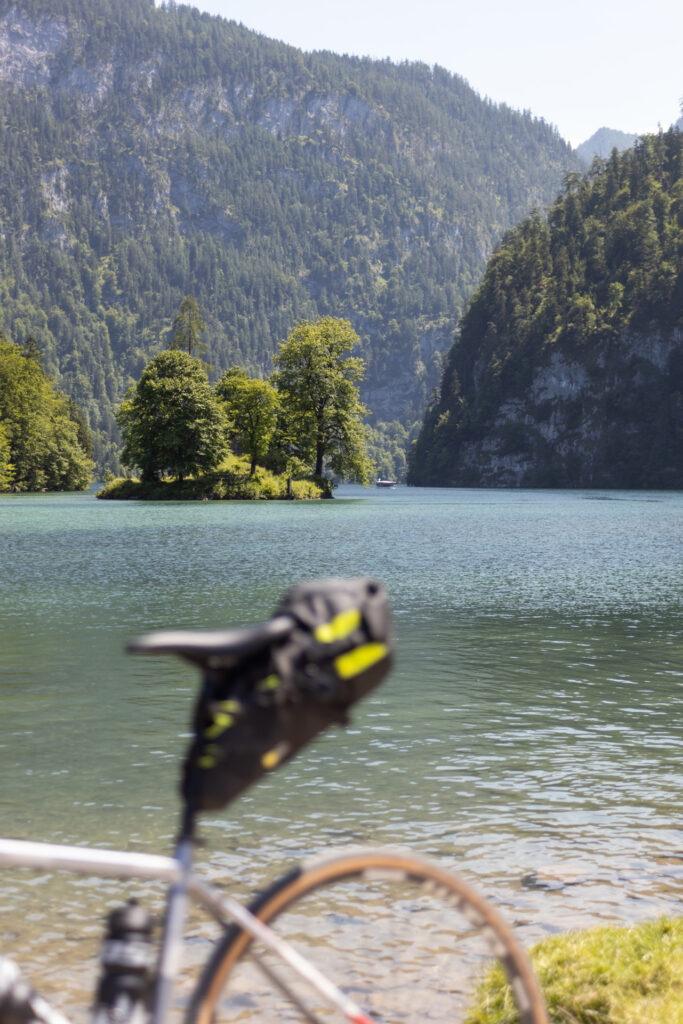 Der Hintersee mit einem Gravelbike im Vordergrund des Bildes.