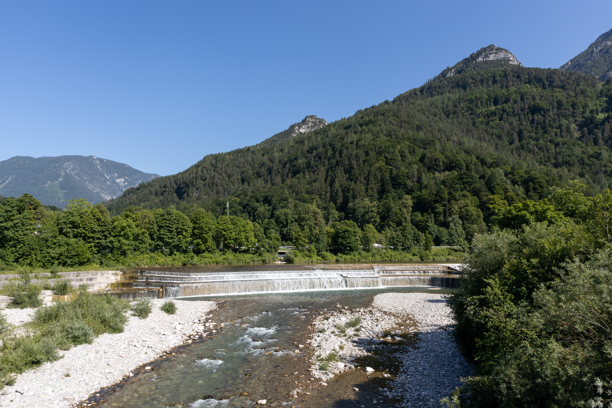 Die Saalach Staustufe bei Bad Reichenhall neben dem Radweg.
