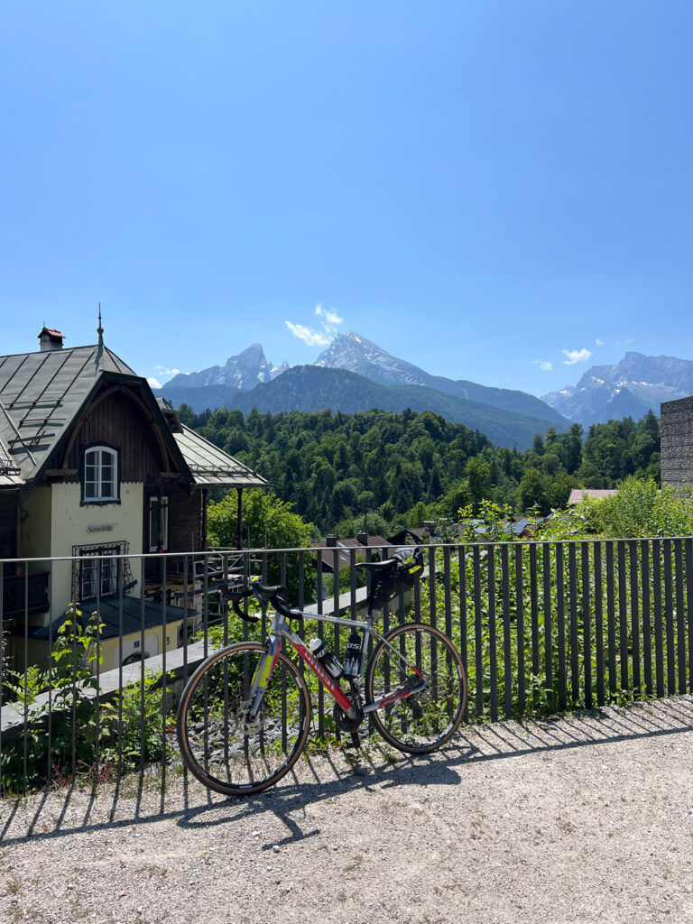 Der Watzmann im Hintergrund und ein GRavelbike im Vordergrund auf der Bikepacking-Strecke Wossa nach Bad Reichenhall.