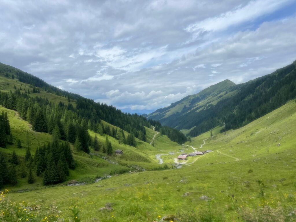 Blick vom Stangenjoch zurück auf die Rettensteinalm und das Brixental.