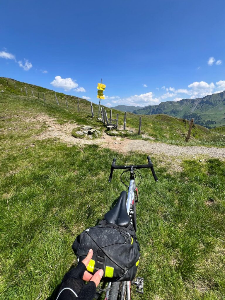 Das Saaljoch in den Kitzbüheler Alpen mit einem Gravelbike im Vordergrund.