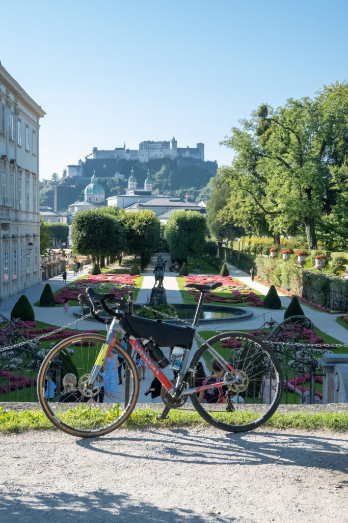 Die Salzburger Festung vom Mirabellgarten aus mit eine Gravelbike im Vordergrund.