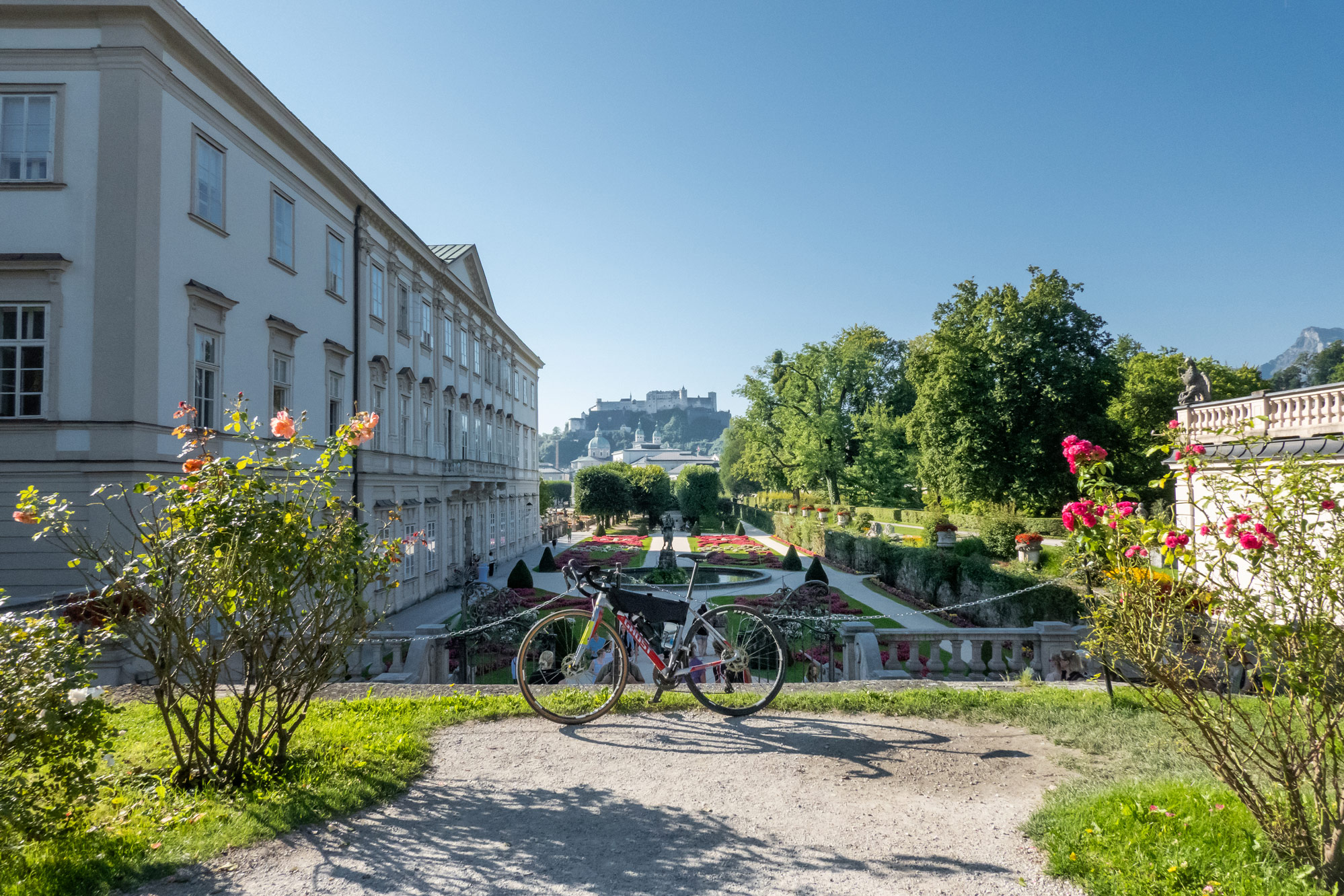 Der Salzburger Mirabellgarten mit Blick auf die Festung und einem Gravelbike.