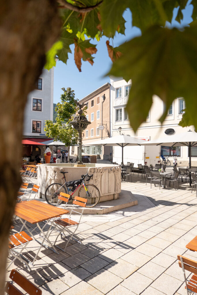Hallein im Tennengau mit einem Gravelbike das am Brunnen steht.