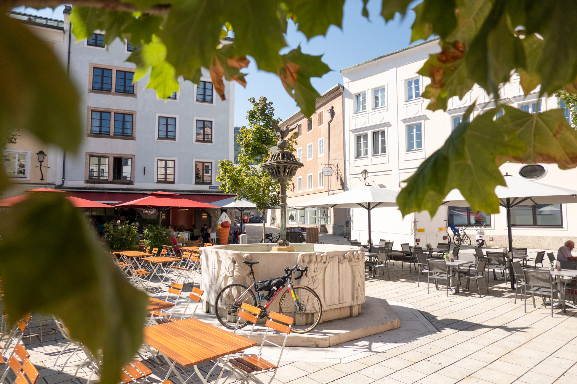 Eisessen in Hallein auf einer fahrradtour.