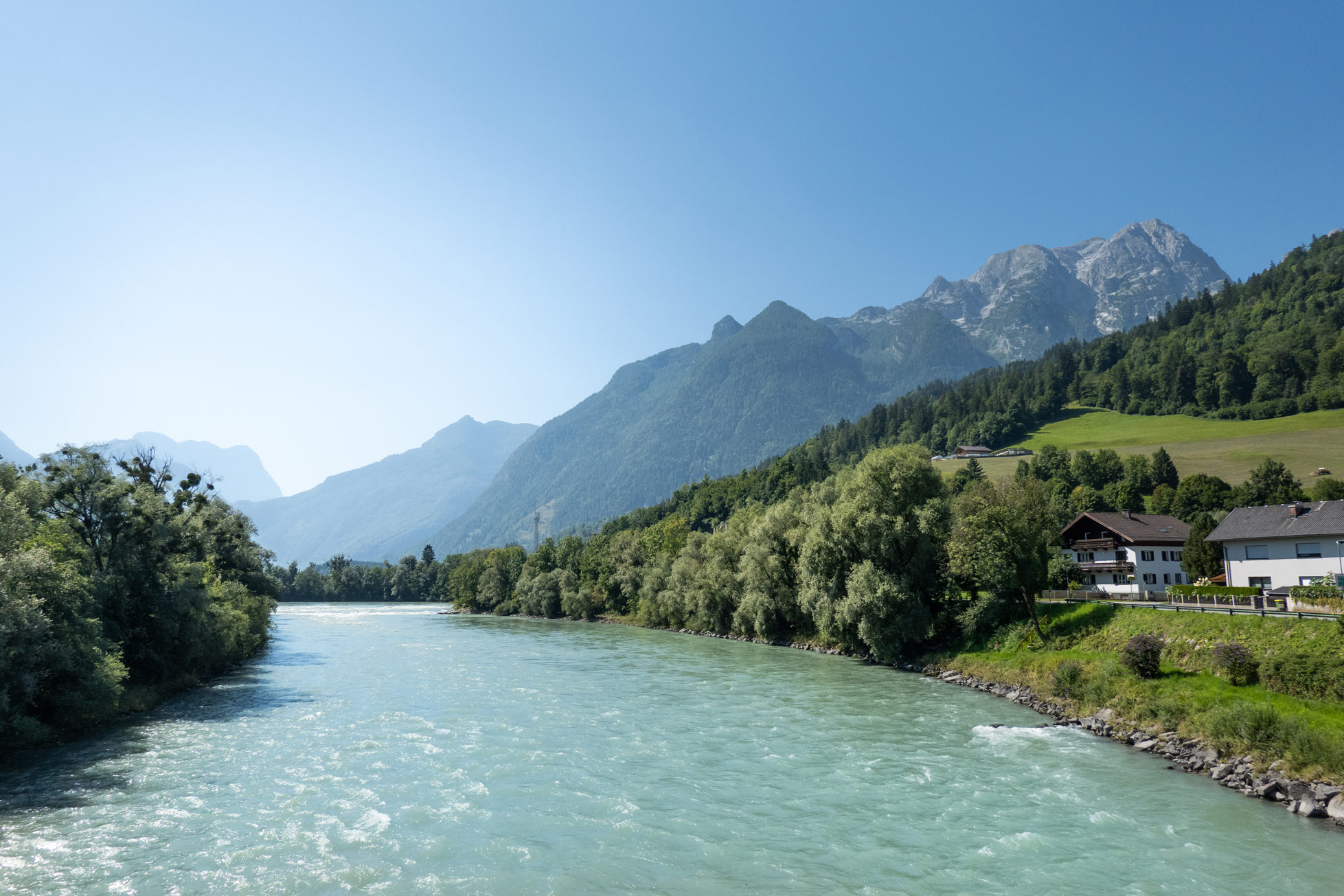 Die Salzach am Tauernradweg bei Kuchl mit Blick auf den Hohen Göll.