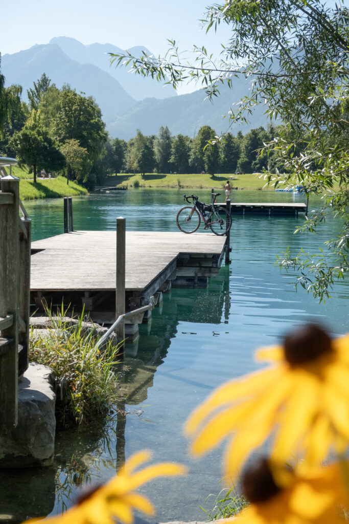 Badesee in Kuchl auf der Gravelbike-Tour Wossa.