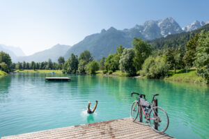 Der Badesee in Kuchl auf der Wossa Bikepacking-Tour..