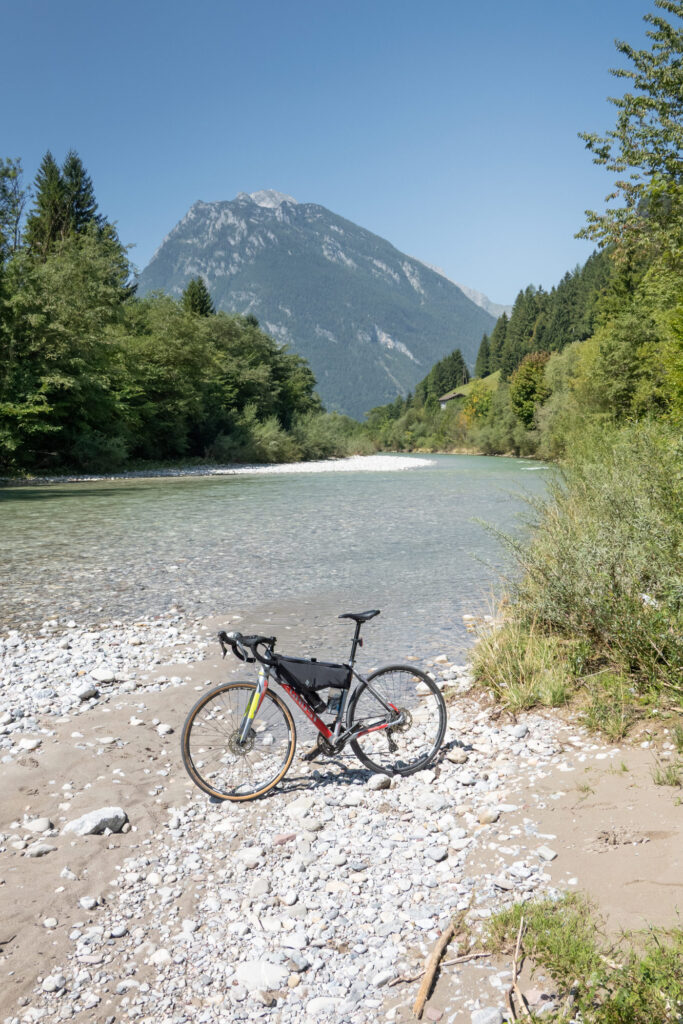 Die Lammer mit einem Gravelbike im Vordergrund.