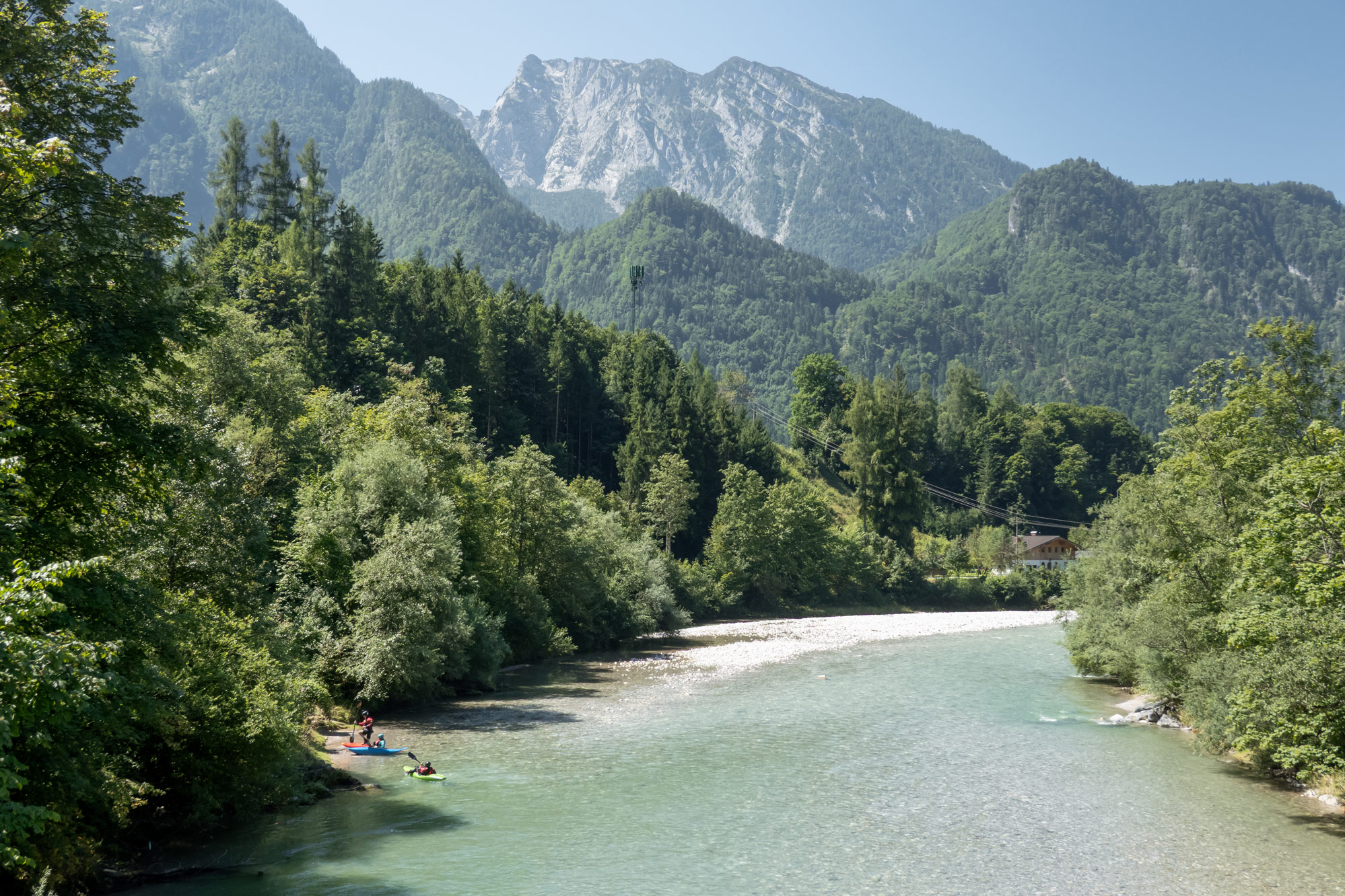 Die Lammer mit Kajakfahrern vom Radweg aus gesehen.